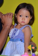 [포토]아직 카메라가 불편한 추사랑