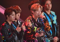 [엠카10주년]새롭게 바뀐 엠카트로피 든 B1A4