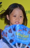 [포토]부채바람에 웃음 찾은 추사랑