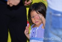 [포토]플래쉬 세례에 눈 비비는 추사랑