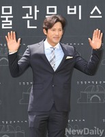 [포토]오지호 덥지만 '정장은 예의'