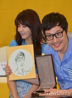 [포토]캐리커쳐 받은 '서유리-김풍' 홍보대사