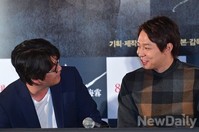 [포토]해무, 김윤석과 대화하는 박유천