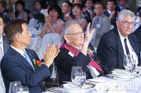 [포토]손 들어 인사하는 로우니 美(예)중장