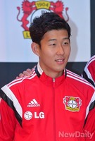 [포토]민아 열애설인정 이후 첫 공식일정에 참석한 손흥민