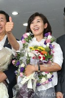 [포토]엄지 든 나경원 당선자