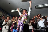 [포토]환호하는 박광온 새정치 후보