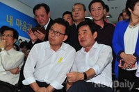 [포토]대화 나누는 박광온 당선자와 김진표 전 의원