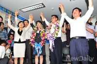 [포토]환호하는 새민련 인사들과 박광온 당선자