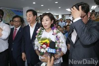 [포토]나경원 당선, 캠프나서는 나경원 당선자