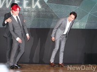 [포토]퇴장하며 장난치는 JYJ 준수- 재중
