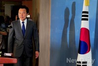 [포토]정론관으로 걸어 들어오는 손학규