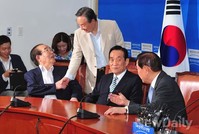 [포토]인사 나누는 새정치민주연합 상임고문들