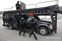 [포토] 테러진압 차량으로 훈련하는 경찰특공대