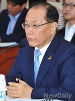 [포토]질문에 답변하는 황우여 교육부 장관 후보자