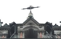 명동성당 십자가 얼마나 기울어졌나?
