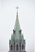 20도 기운 명동성당 첨탑 십자가