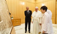 [포토]프란치스코 교황에게 선물 받는 박근혜 대통령