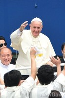 교황 방한 이틀째, 대전서 '성모승천대축일' 미사 집전