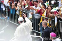 [포토]손흔들어 답례하는 프란치스코 교황