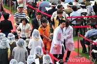 [포토]교황 미사 진행중 더위에 신도 쓰러져