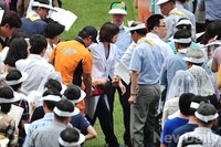 [포토]교황 미사도중 쓰러진 신도