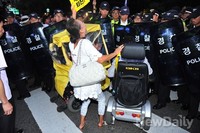 [포토]전동휠체어로 경찰 방패 들이박는 장애인