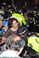 [포토]경찰과 대치하는 세월호 시위 참가자들