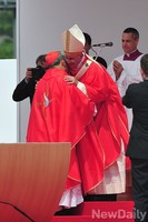 [포토]교황과 포옹하는 염수정 추기경