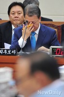 [포토]안경 고쳐쓰는 임환수 국세청장 후보자