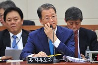 [포토]얼굴 만지는 임환수 국세청장