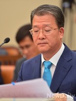 [포토]자료보는 임환수 국세청장후보자