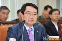 [포토]의원들의 질의에 답하는 백승주 국방차관