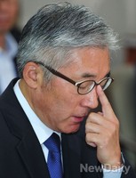 [포토]안경 고쳐쓰는 김종덕 장관 후보자