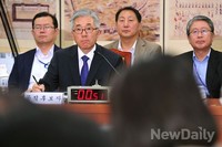 [포토]질문에 답변하는 김종덕 장관후보자