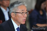 [포토]질의에 답변하는 김종덕 문화부장관 후보자