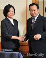 [포토]악수 나누는 '박영선-이완구' 원내대표