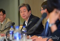 [포토]관훈토론회, 질문 경청하는 김무성 대표