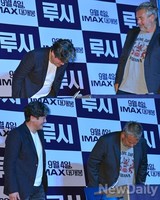 [포토]거장 '뤽베송'감독 최민식의 인사법 보더니..