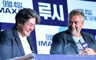 [포토]최민식과 손잡은 뤽베송, 한국에서 웃을까?