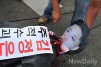 [포토]어버이연합에 봉변당하는 김정은 마네킹