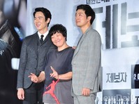 [포토]두 주연배우 사이에 '엄마미소' 임순례 감독