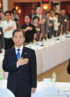 [포토]민관군 병영문화혁신 첫 토론회 참석한 한민구 국방부장관