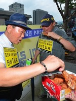 [포토]단식1일째 치킨먹는 퍼포먼스 보이는 애국단체