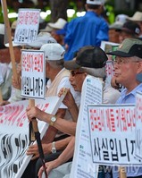 [포토]김영오씨에게 진실을 요구하기 위해 모인 애국단체