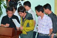 [포토]기자회견장에 입장하는 세월호 유가족 대책회의