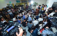 [포토]병원복도가 꽉찬 김영오 단식중단 기자회견장