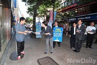 [포토] 세월호 특별법 거리홍보 나선 박영선 의원