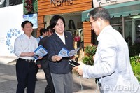 [포토] 거리 홍보전에 나선 새민련 의원들