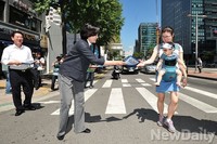 [포토] 거리에서 특별법 홍보중인 박영선 원내대표